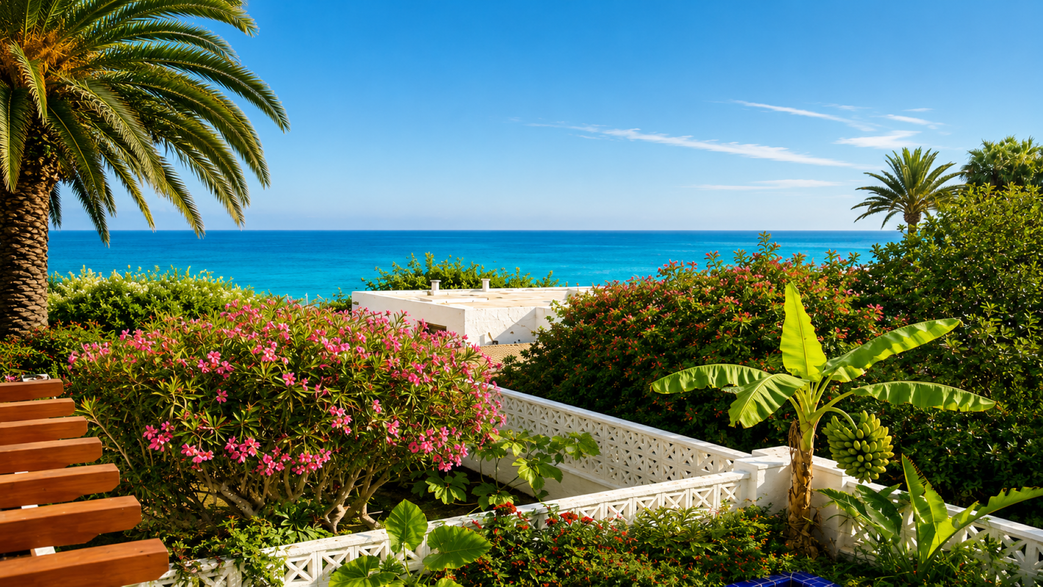 Vista al mar con flores